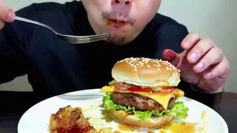 AI Video from prompt: Man eat burger