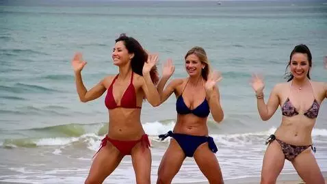 AI Video from prompt: 4 толстушки с большими грудями в бикини страстно