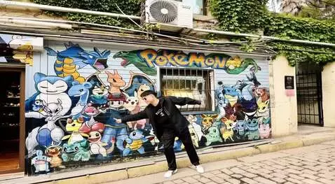 AI Video from prompt: A fighter jet descended from the sky, and I pilo