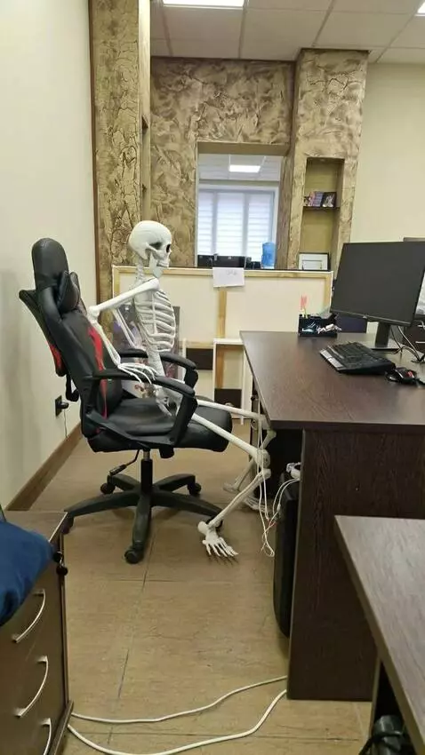 AI Video from prompt: Скелет, который сидит на стуле встаёт и подходит