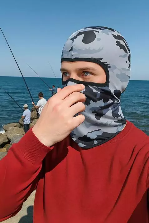 AI Video from prompt: seorang pria membuka dan menutup masker yang dia