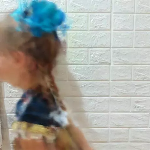 AI Video from prompt: Девочка бежит в волшебном лесу, Где летают сказо