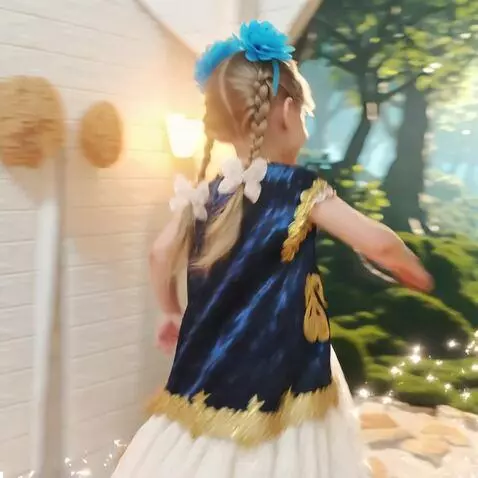 AI Video from prompt: Девочка бежит в волшебном лесу, Где летают сказо