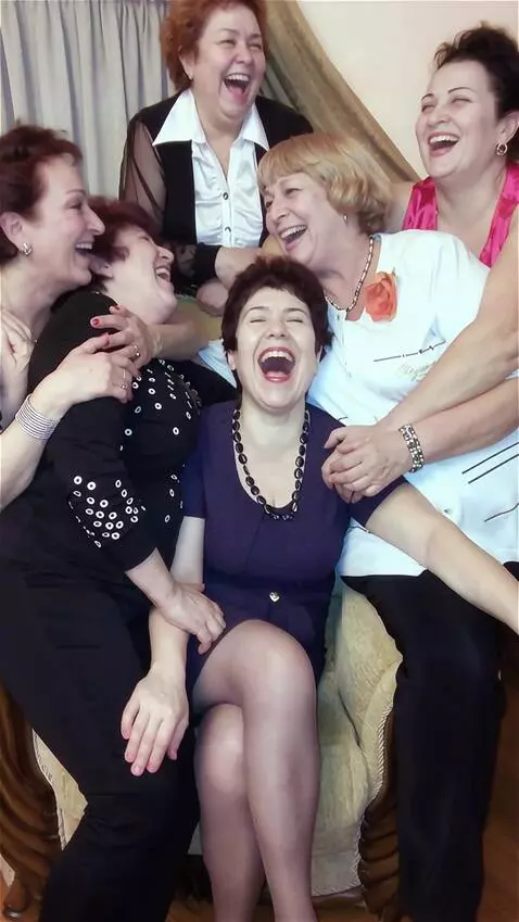 AI Video from prompt: Женщины  смеются