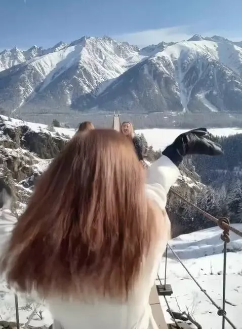 AI Video from prompt: Все кружатся и танцуют а снеба падает снег