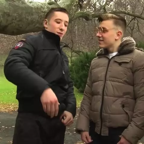 AI Video from prompt: Молодой человек слева дает понюхать правую ладон