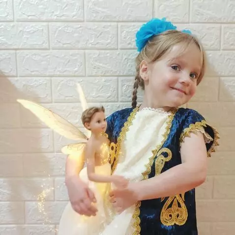 AI Video from prompt: Девочка стоит в волшебном лесу, наполненном мягк