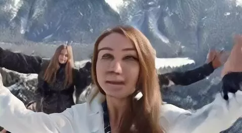 AI Video from prompt: Все кружатся подняв руки вверх и сами тоже смотр