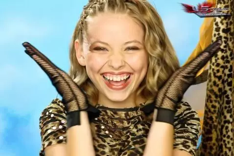 AI Video from prompt: girl smiles and send kisses