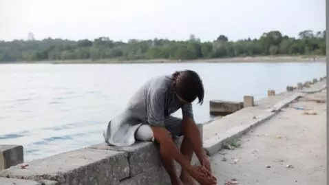 AI Video from prompt: A DUMB MAN SITTING ON THE DI