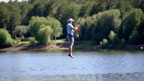 AI Video from prompt: Прыгает и веселиться что поймал рыбу