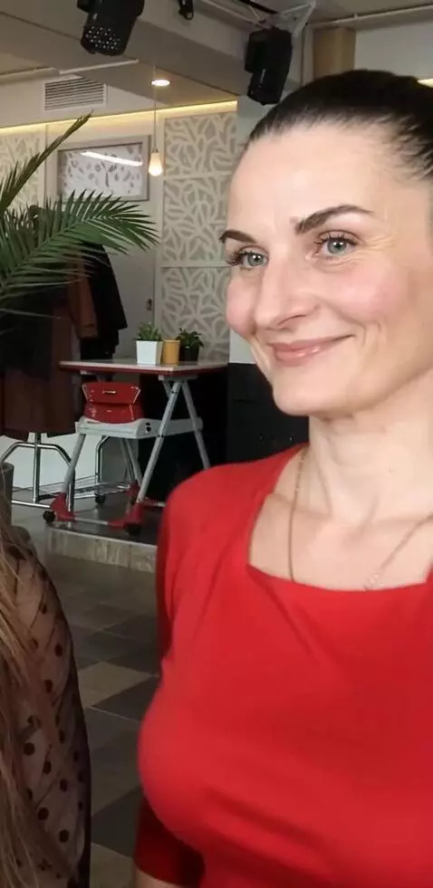 AI Video from prompt: Идёт вперёд, позирует, отдаление