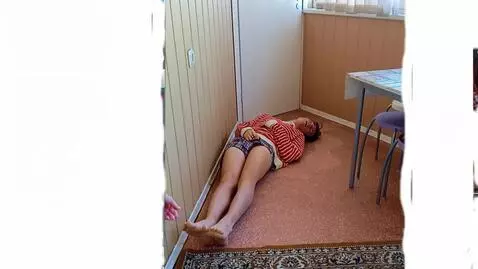 AI Video from prompt: девушка лежит абсолютно не подвижно ее внешность