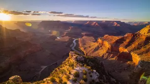 AI Video from prompt: Вид с высоты птичьего полета на гранд каньон в л