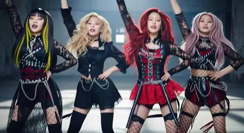 AI Video from prompt: Four girl kpop she dancing crazy kpop
