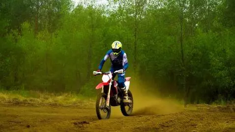 AI Video from prompt: Дикий кабан бежит по пыльному, выжженному солнце