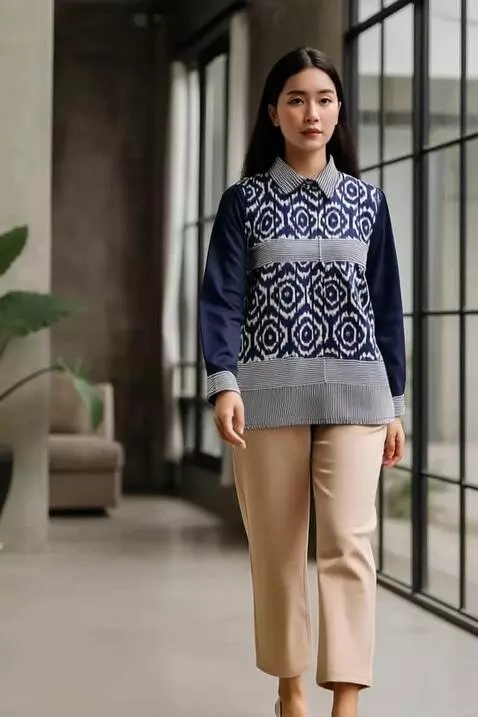 AI Video from prompt: The model walks elegantly toward the camera. Occ