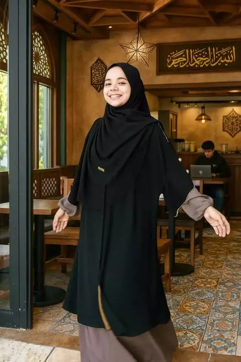 AI Video from prompt: wanita berjalan santai sambil berputar dan terse