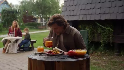 AI Video from prompt: Мультик барбоскины. Дружок упал и из его пошла к