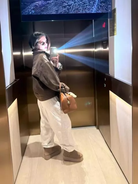 AI Video from prompt: оживить плавно без резких движений, на телефоне 