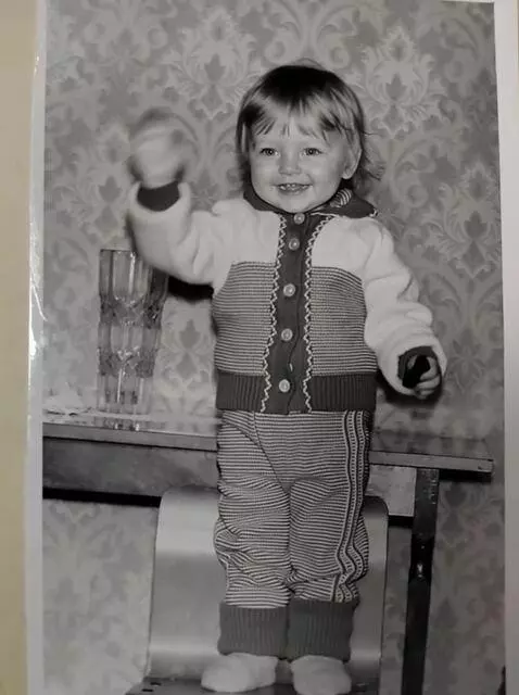 AI Video from prompt: мальчик машет рукой привет