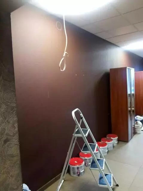 AI Video from prompt: Висящая на потолке верёвка немного покачивается 