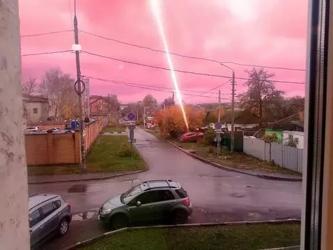 AI Video from prompt: Небо краснеет, с неба падают метеориты, земля и 