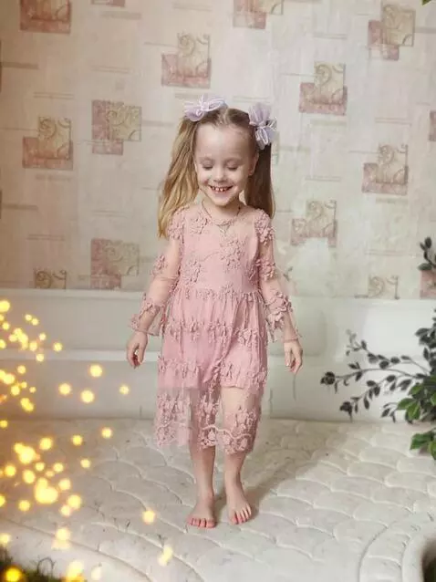 AI Video from prompt: Девочка идёт по тропинке, а вокруг неё кружатся 