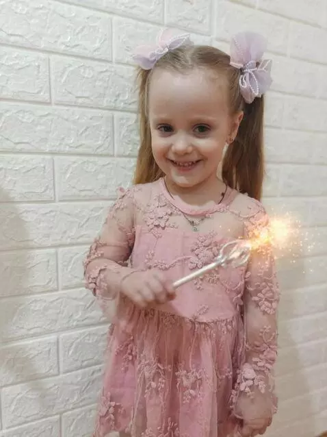 AI Video from prompt: Из луча света появляется фея с блестящими крылья