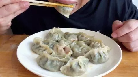 AI Video from prompt: Он ест пельмени