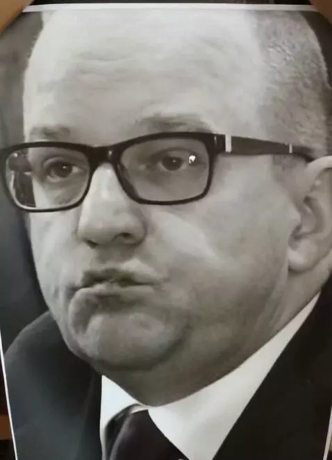 AI Video from prompt: цветное изображение , мужчина обиженно показывае