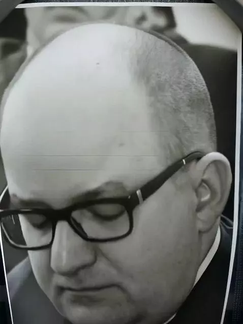 AI Video from prompt: мужик огорченно показывает язык