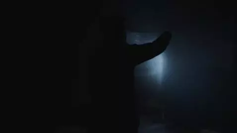 AI Video from prompt: In a completely dark room, there is an invisible