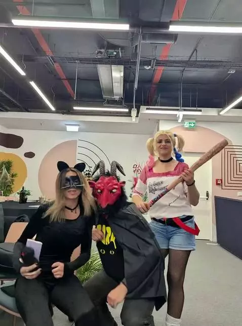 AI Video from prompt: Cei trei dansează  ritmic.atmosfera haioasă,comi