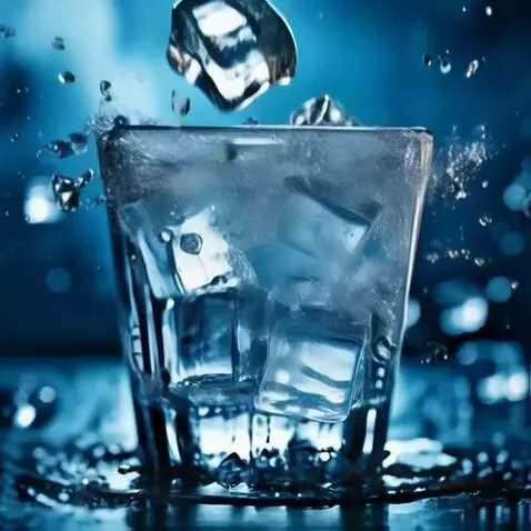 AI Video from prompt: Кубики льда падают в стакан, соударяются хаотичн