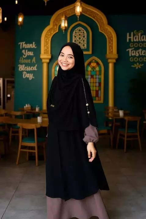 AI Video from prompt: Seorang wanita berhijab berjalan santai sambil b