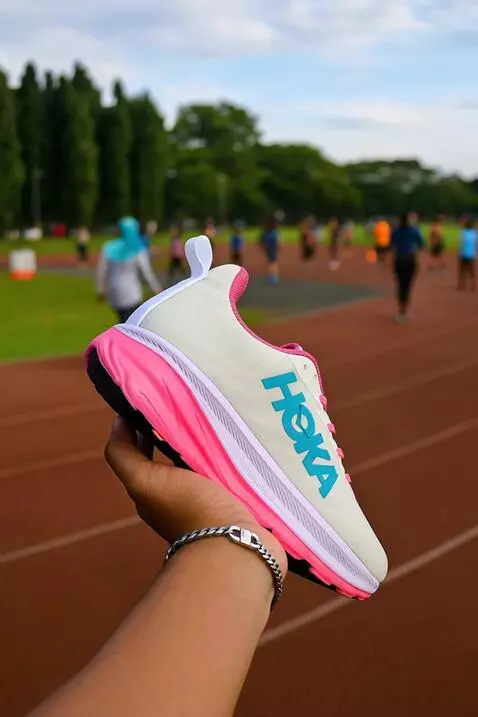 AI Video from prompt: tangan memegang sepatu sambil menggerakkan kekir