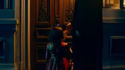 AI Video from prompt: C'est le soir d'halloween un enfant toque à une 