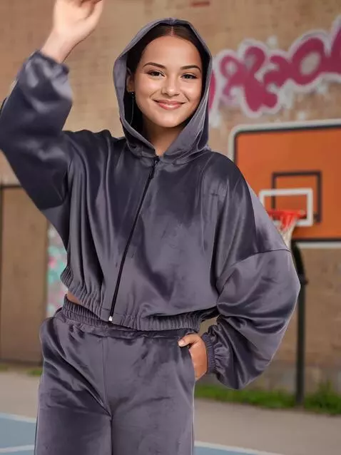 AI Video from prompt: девушка улыбается, демонстрирует велюровый костю