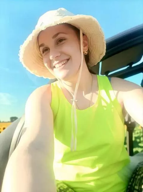 AI Video from prompt: Девушка идёт по полю подсолнухов, лёгкое платье 