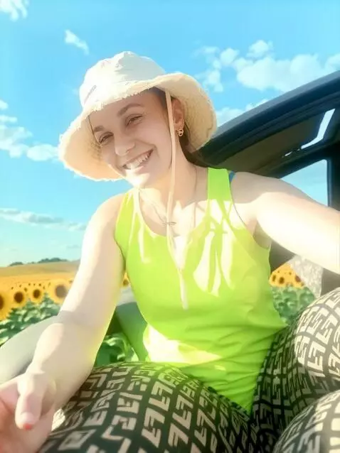 AI Video from prompt: Девушка идёт по полю подсолнухов, лёгкое платье 