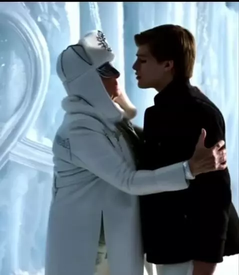 AI Video from prompt: Пожилая восьмидесятилетняя снежная королева целу