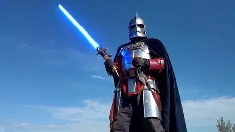 AI Video from prompt: спускается на землю, одевает рыцарскую броню и д