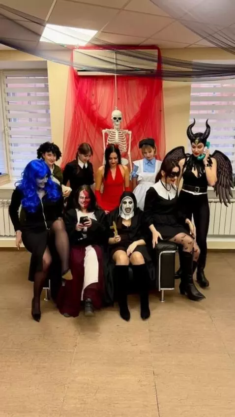 AI Video from prompt: они все рассаживаются за рабочие места за компью