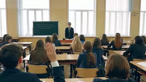 AI Video from prompt: 1. **Общий план:** Просторная аудитория в универ