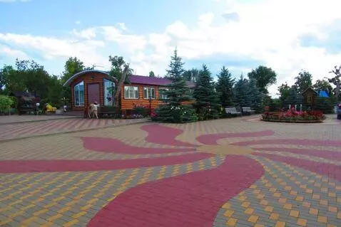 AI Video from prompt: кентавр гуляет по площади