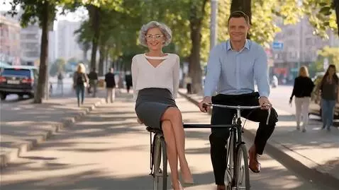 AI Video from prompt: Женщина, 35 лет, модельной внешности, красивая, 