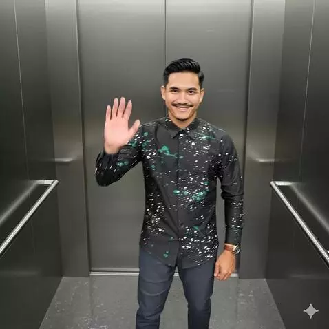 AI Video from prompt: Pria ini berdiri  mundur perlahan dan melambaika