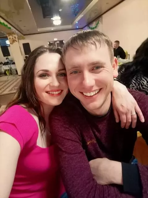 AI Video from prompt: Вечер. Город в огнях. Они стоят под дождём, укры