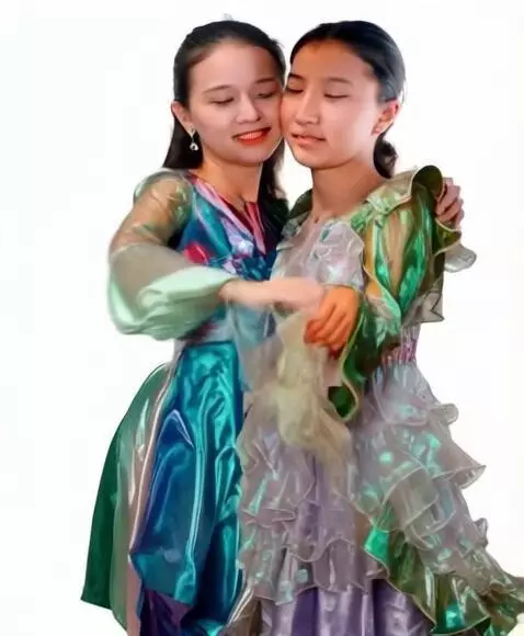 AI Video from prompt: Обними  не доргать головы  двигаться  руками